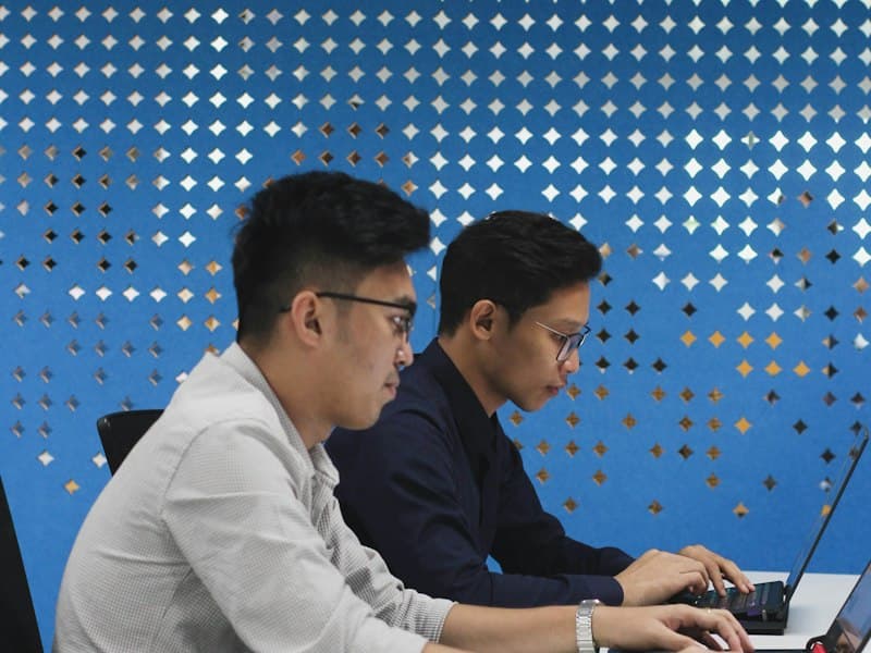 Hai người làm việc với laptop