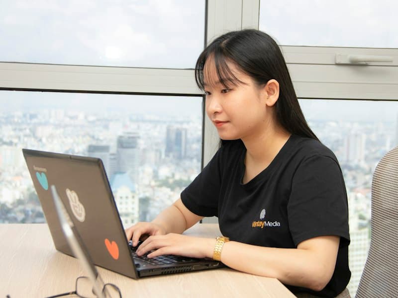 Nhân viên marketing làm việc với laptop