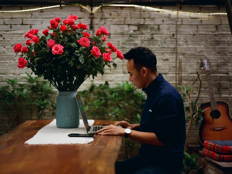 Chủ doanh nghiệp làm việc với laptop